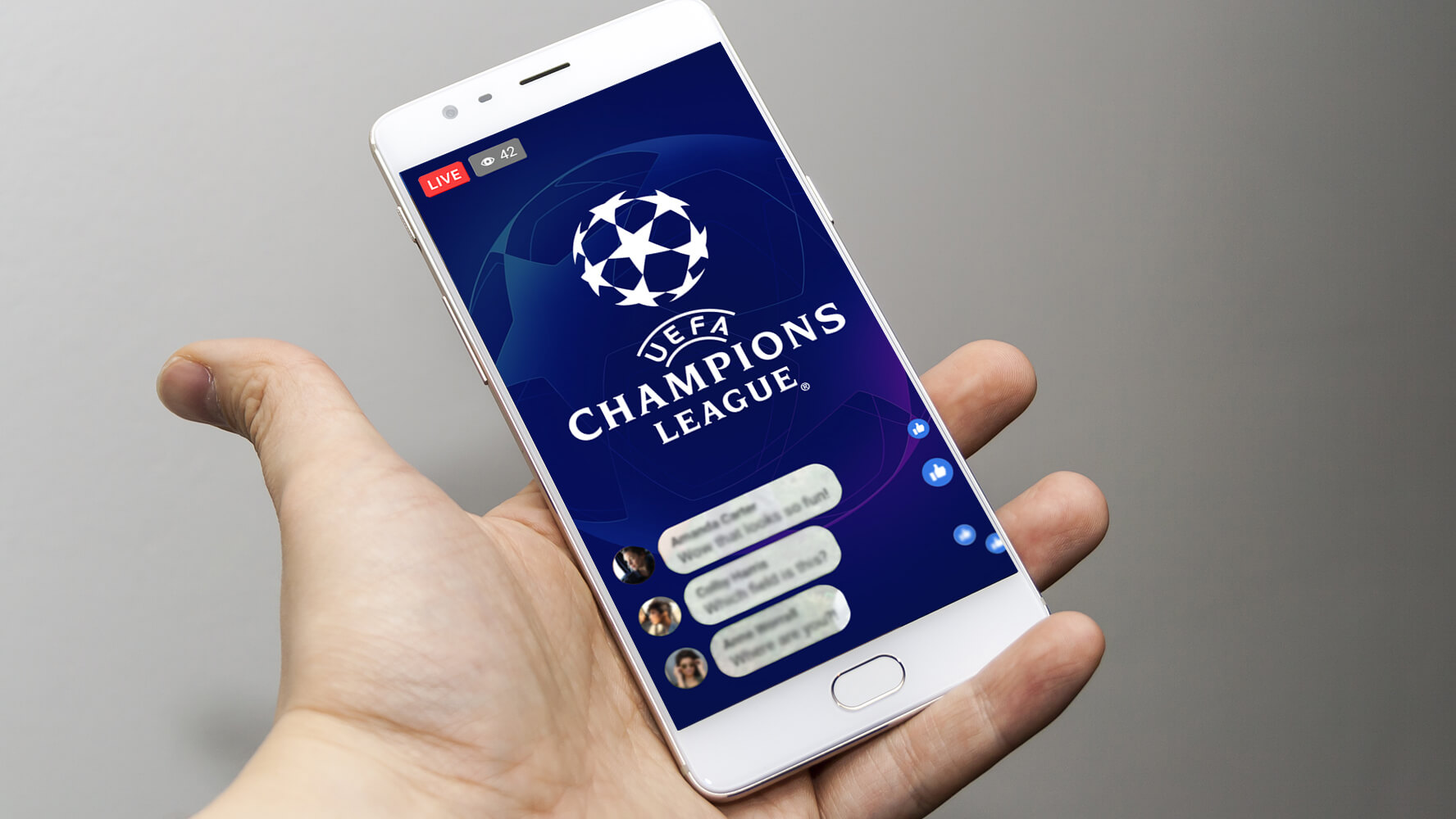 logo champions league na ekranie smartfona trzymanego w dłoni